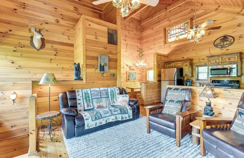 Murphy Cabina | Private Hot Tub: Riverfront Cabin in Murphy