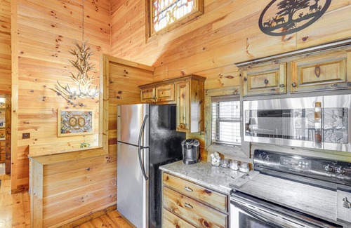 Murphy Cabina | Private Hot Tub: Riverfront Cabin in Murphy
