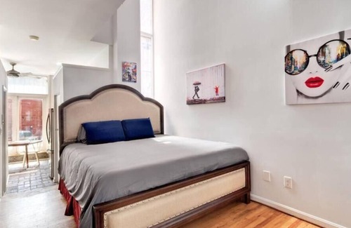 H Street Corridor Apartamento | Private Hot Tub - The Art Suite - Capital HILL DC