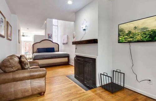 H Street Corridor Apartamento | Private Hot Tub - The Art Suite - Capital HILL DC