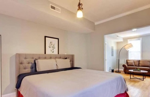 H Street Corridor Apartamento | Private Hot Tub - The Rose Garden with -Capital HILL DC