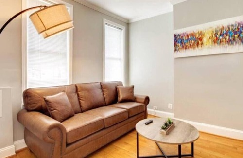 H Street Corridor Apartamento | Private Hot Tub - The Rose Garden with -Capital HILL DC