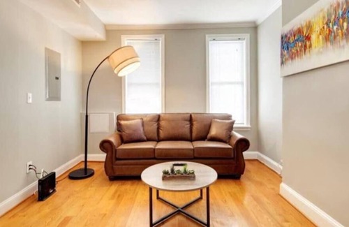 H Street Corridor Apartamento | Private Hot Tub - The Rose Garden with -Capital HILL DC