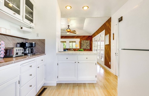 Clear Lake Cabaña | Private Hot Tub w/ Water Views: Lower Lake Getaway