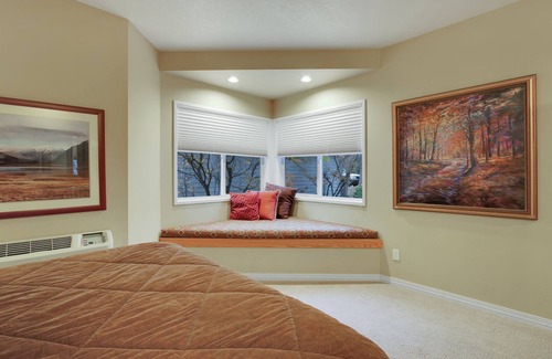 Century West Hotel | Suite privada de estilo hotel en Bend con acceso al gimnasio.
