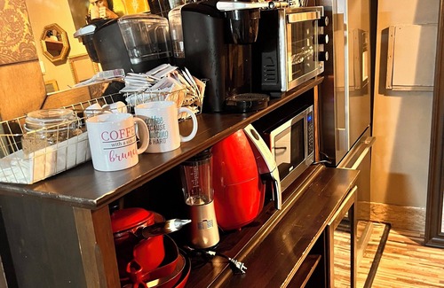 Gibsons Casa | PRIVATE HOUSE...Hot Tub...Pets...BBQ...10star Location Beaches...Lower Gibsons