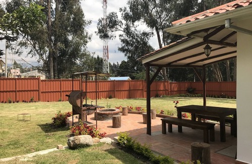 Cuenca Casa | Propiedad privada, arquitectura rústica y moderna, grandes espacios interiores con muchos espacios para pensar dentro y en el área del jardín / barbacoa. A solo 15 minutos del distrito histórico de Cuenca.