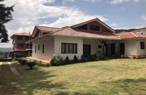 Cuenca Casa | Propiedad privada, arquitectura rústica y moderna, grandes espacios interiores con muchos espacios para pensar dentro y en el área del jardín / barbacoa. A solo 15 minutos del distrito histórico de Cuenca.
