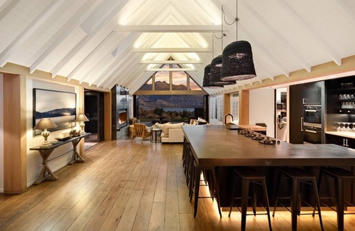Arrowtown Casa | Private infinity pool, spa pool, tennis court, petanque