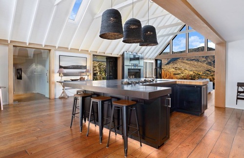 Arrowtown Casa | Private infinity pool, spa pool, tennis court, petanque