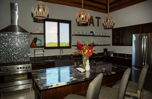 Placentia Villa | Nueva casa de gama alta en Private Island con 2 piscinas privadas - 2 min. de Placencia