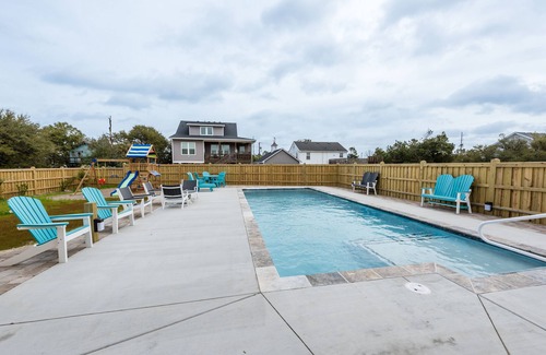 Kill Devil Hills Apartamento | Cozy King Suite, POOL/GRILL/outdoor shower, coffee bar, mini fridge, microwave