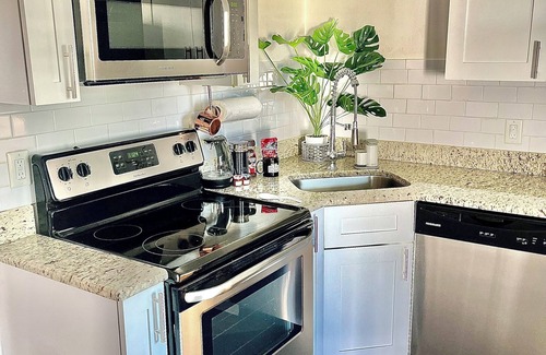 North Hyde Park Casa | Private King Suite;Downtown tampa Home; SOHO, Bayshore and Channelside paradise