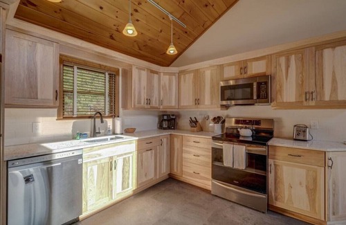 Eidelweiss Village Casa | Private Lake access near Conway|Pet-Friendly