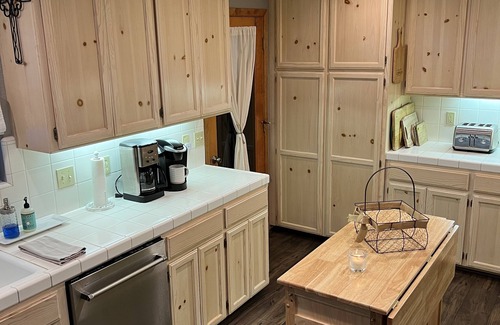 Twain Harte Cabina | Private Lake Access, Pet friendly, Hot Tub, Ski, Boating, Golf, Family Retreat!