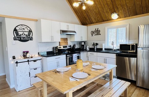 Thornhurst Chalet De Esquí | Private Lake Chalet w/ Heated Pools, Beach & Firepit!