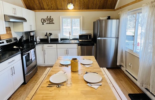 Thornhurst Chalet De Esquí | Private Lake Chalet w/ Heated Pools, Beach & Firepit!