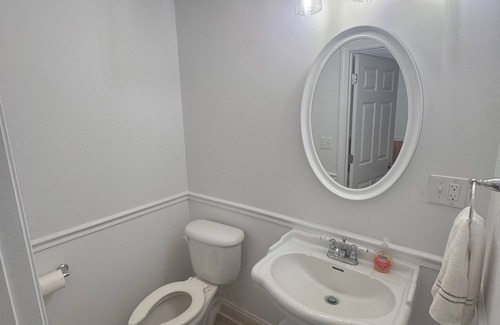 Panola County Cabina | Private Lake Lodge on 104 acres with bar, pool table, shuffle board and more!