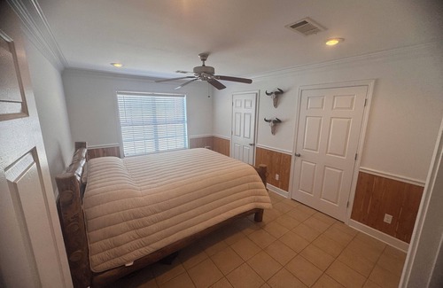 Panola County Cabina | Private Lake Lodge on 104 acres with bar, pool table, shuffle board and more!