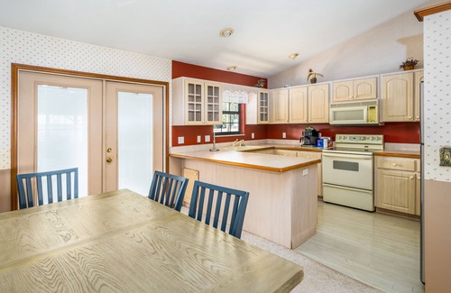 Lake Panasoffkee Casa | Private Lake View House Rental close to wonderful Big Bass Grill restaurant