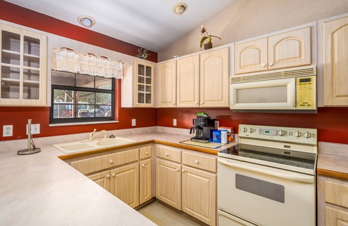 Lake Panasoffkee Casa | Private Lake View House Rental close to wonderful Big Bass Grill restaurant