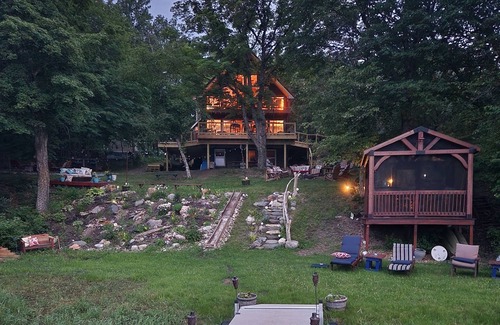 Farwell Cabina | Private lake, with private sandy beach. Beautiful five bedroom.
