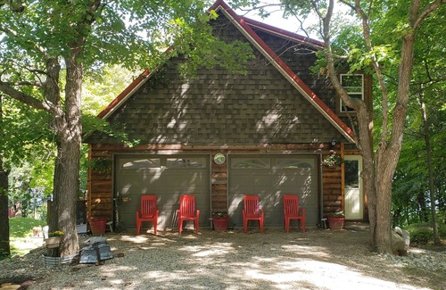Farwell Cabina | Private lake, with private sandy beach. Beautiful five bedroom.
