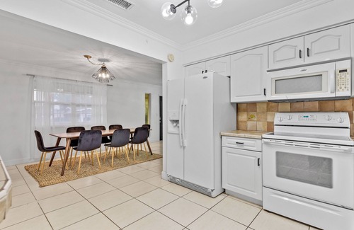 Pembroke Pines Casa | Private lakefront charming Home in Miami/Pembroke