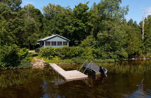 Mont-Laurier Cabaña | Private lakefront Spa - fully renovated home - kid friendly