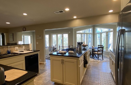 Hickory Casa | Private Lakefront Exec Home: Ollie's Hideaway: 4BR, 3.5 Ba