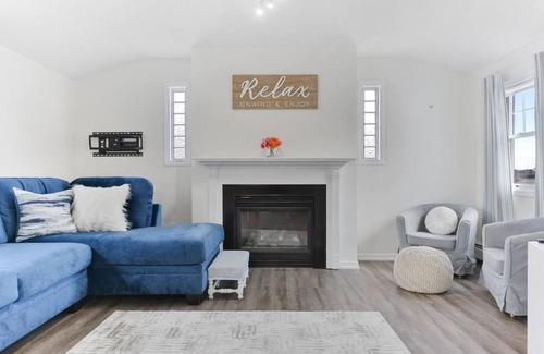 Youngstown Casa | Private Lakefront Luxury Minutes to the Falls