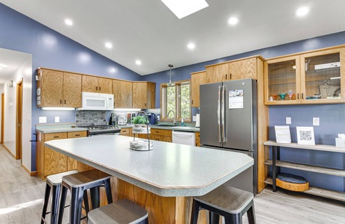 Spicer Casa | Private Lakefront Retreat w/ Hot Tub, Deck & Views