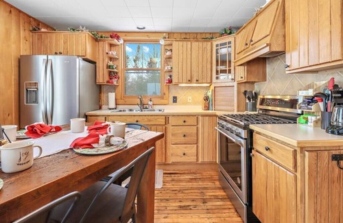 Presque Isle Cabina | Private Lakefront Stay with Beautiful Sunset Views, Kayaks, & Kid’s Area