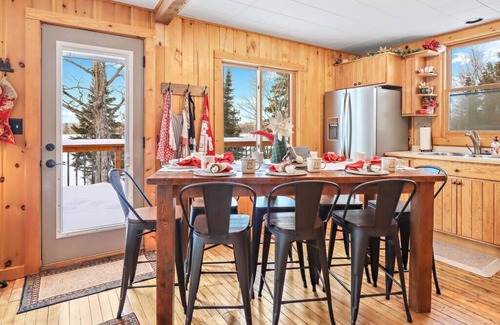 Presque Isle Cabina | Private Lakefront Stay with Beautiful Sunset Views, Kayaks, & Kid’s Area