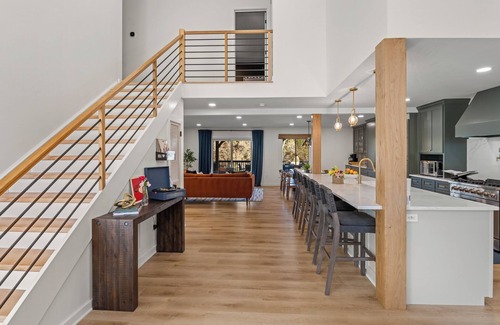 Greenville - Spartanburg Casa | Luxe Private Lakefront- Heated Swimspa, Pickleball/Basketball, Kayaks, Gameroom