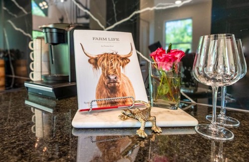 Bullard Apartamento | Private Lakeside Couples Cabin, Hot Tub & Fire Pit - Dark Horse