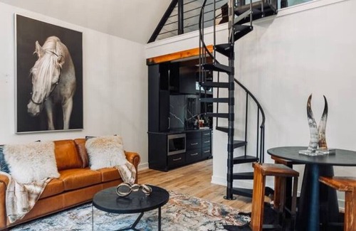 Bullard Apartamento | Private Lakeside Couples Cabin, Hot Tub & Fire Pit - Dark Horse