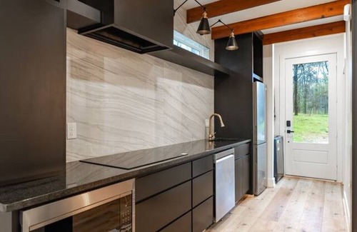 Bullard Apartamento | Private Lakeside Couples Cabin, Hot Tub & Fire Pit - Dark Horse