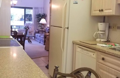 Venice Condominio | Lanai privado con vistas al hermoso jardín a solo 100 pies de la piscina, la terraza y la playa