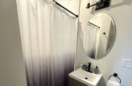Little Italy Casa | Private Little Italy Room near University Hospital + CWRU
