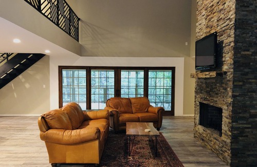 Salem Casa | Private Lodge with Loft and Balcony Near Auburn: 2 Bed/ 2 Bath/ Huge Deck