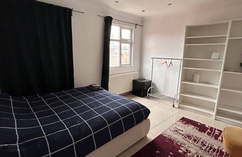 Hanger Hill Cama Y Desayuno | Private Loft- Direct Travel to Central Ldn and Heathrow