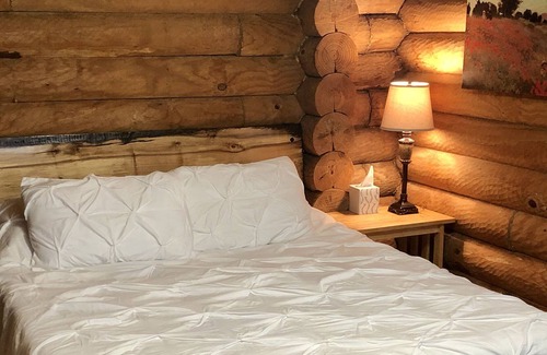 Edwardsville Cabina | ¡RETIRO PRIVADO DE LA CABINA DE REGISTRO! Cabaña aislada en Woods con acceso al estanque de pesca!