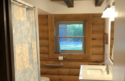 Edwardsville Cabina | ¡RETIRO PRIVADO DE LA CABINA DE REGISTRO! Cabaña aislada en Woods con acceso al estanque de pesca!