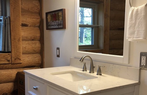 Edwardsville Cabina | ¡RETIRO PRIVADO DE LA CABINA DE REGISTRO! Cabaña aislada en Woods con acceso al estanque de pesca!