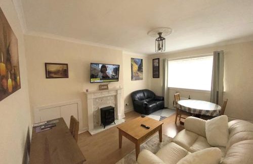 Kilwinning Casa | Private Lounge and Double Room