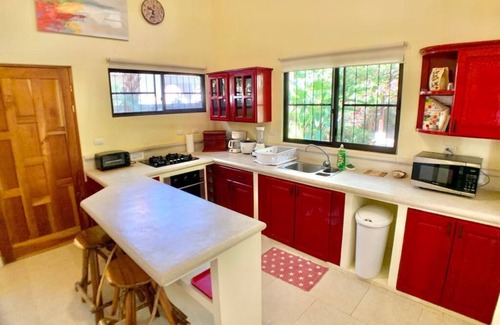 Barrio Ricos y Famosos Casa | Private Lush Gem in heart of Jaco with Large Pool!