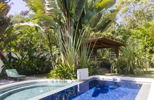 Barrio Ricos y Famosos Casa | Private Lush Gem in heart of Jaco with Large Pool!
