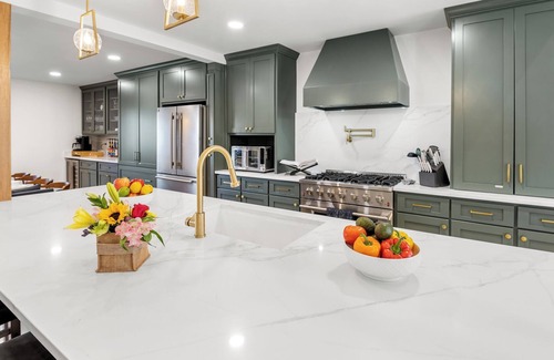 Greenville - Spartanburg Casa | Private Luxe Lakefront Mansion: Pickleball, Basketball, Kayaks+ More!