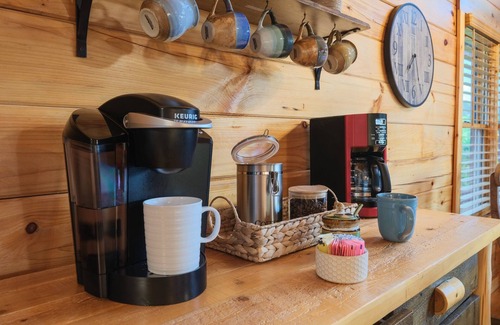 Black Bear Falls Cabina | ★Private luxury cabin, Winter Discounts, 3 King suites, STUNNING VIEWS★ Hot Tub★